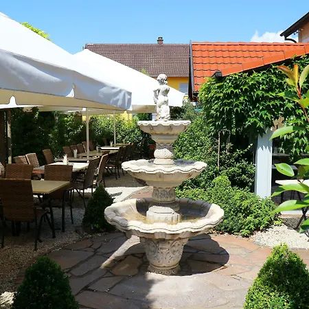 Отель - Restaurant Hirschen - Werneths Landgasthof Beim Europa- Park Rust